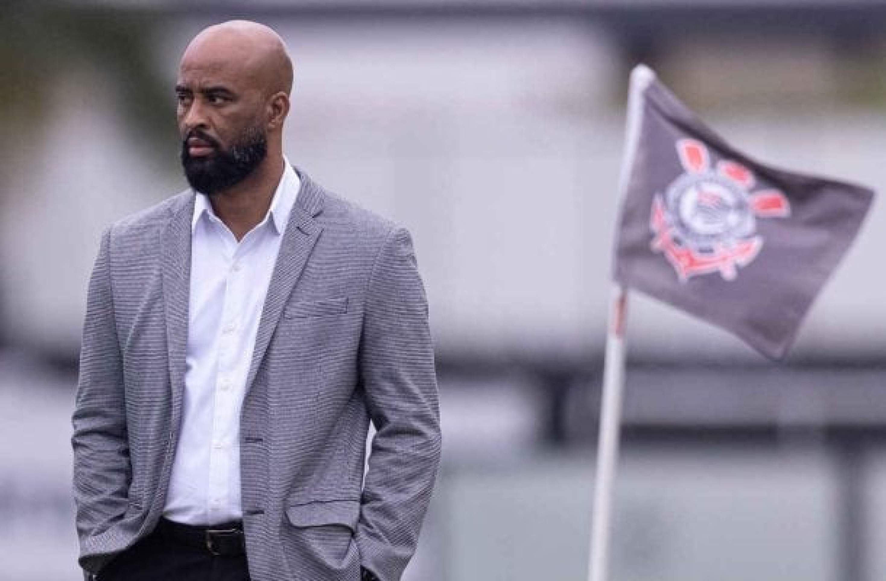 STJD apenas adverte Fabinho Soldado e membros da comissão do Corinthians