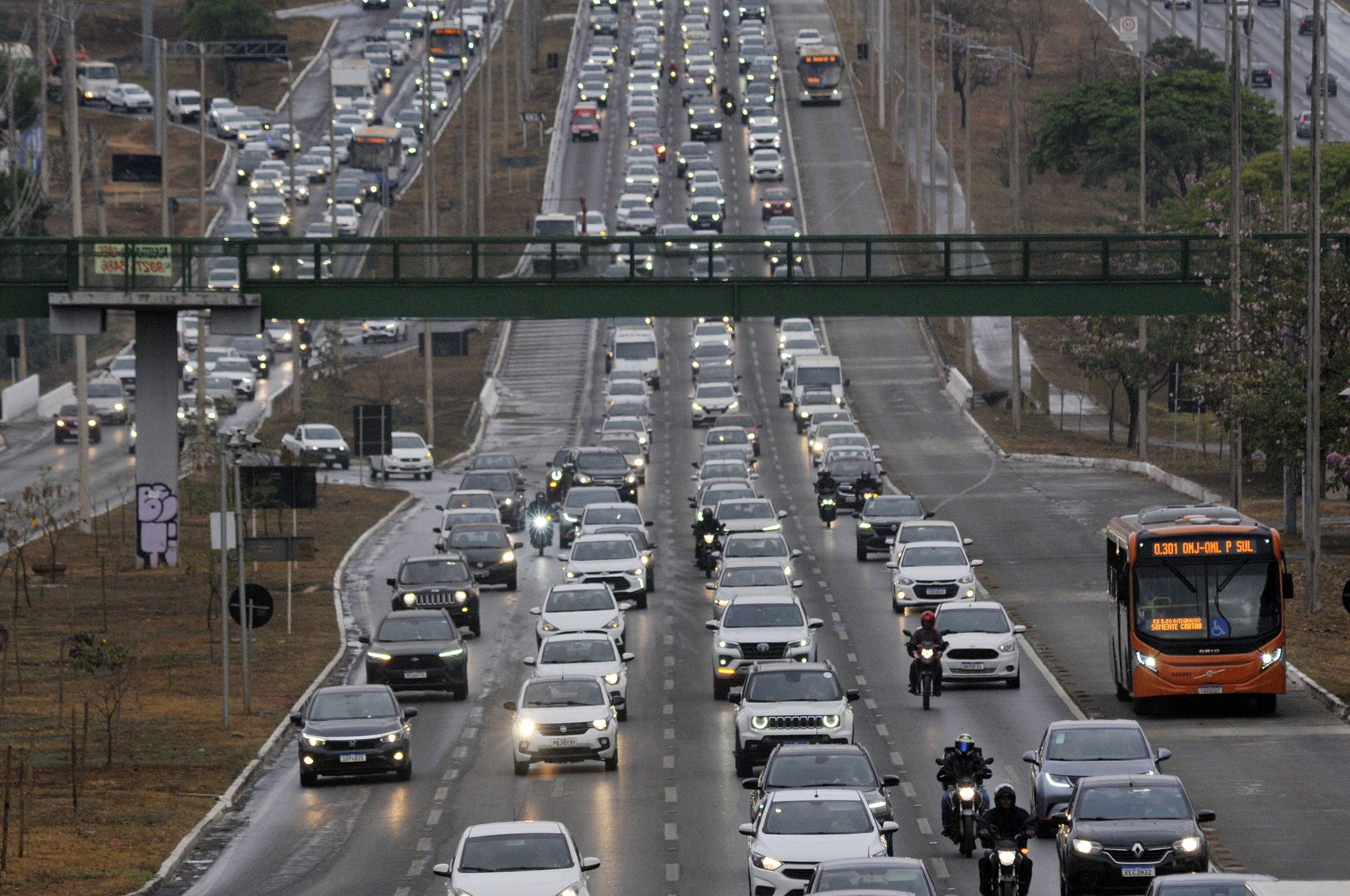  Engarrafamento na EPTG próximo a Águas Claras: rotina dos motoristas da capital federal