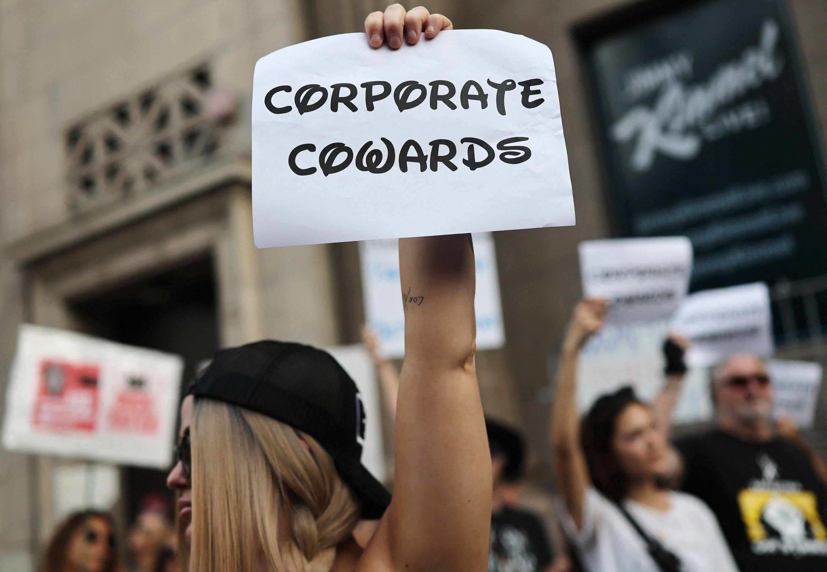 Protestos tomam as ruas nos EUA contra suspensão de ‘Jimmy Kimmel Live!’