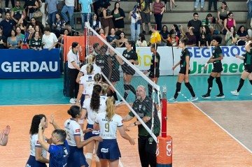 Pelo Brasília, estrearam Manu, Karen, Duda e Gabi Carneiro, além de jogadoras remanescentes, como a meio-de-rede Lívia e a líbero Vitória -  (crédito: Vanilson Oliveira)