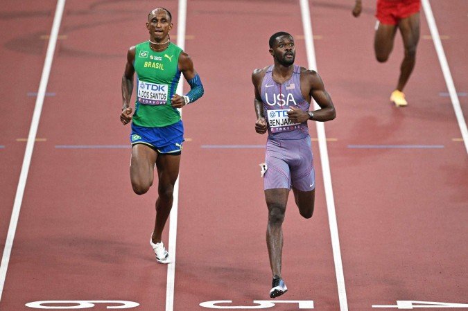 Alison dos Santos chegou a ser considerado campeão do mundo depois de uma suposta desqualificação de Rai Benjamin, mas os EUA recorreram e Piu ficou mesmo com a prata -  (crédito: Philip FONG / AFP)