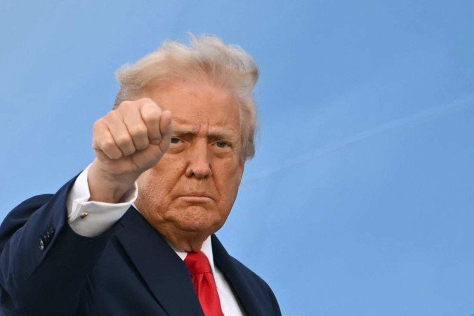 Donald Trump gesticula ao embarcar no Air Force One, em Stansted, no norte de Londres - (crédito: Andrew Caballero-Reynolds/AFP) Donald Trump gesticula ao embarcar no Air Force One, em Stansted, no norte de Londres - (crédito: Andrew Caballero-Reynolds/AFP)