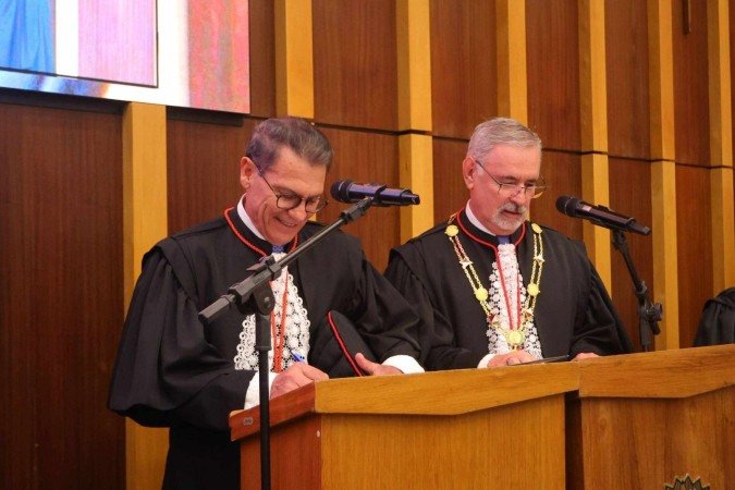 Fabrício Fontoura (E) e o presidente da Corte, Waldir Leôncio Júnior -  (crédito:  Dimmy Falcão/TJDFT)