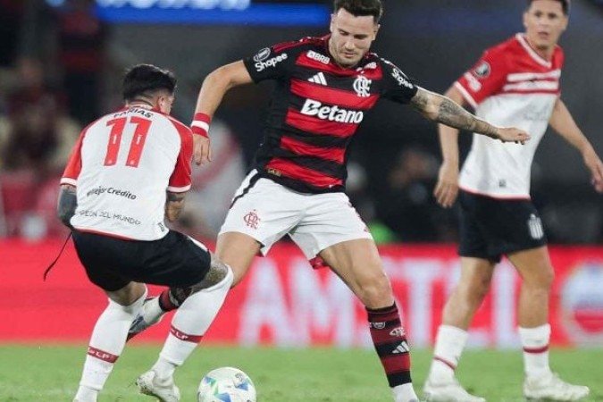 SAUL – Para variar, ótimo primeiro tempo distribuindo o jogo e anulando os criadores do Estudiantes quando eles tentavam algo pelo seu setor. Deu um chute perigoso que quase resultou em gol. No segundo tempo, foi substituído por Allan, já que perdeu um pouco do ímpeto e o Estudiantes estava equilibrando o meio de campo. NOTA 7,0. Foto: Gilvan de Souza / Flamengo