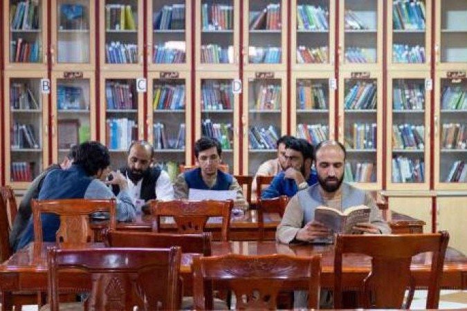 Talebã proíbe universidades de usarem livros escritos por mulheres