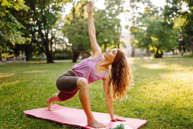 O yoga proporciona benefícios tanto para o corpo quanto para a mente (Imagem: maxbelchenko | Shutterstock) -  (crédito: EdiCase)