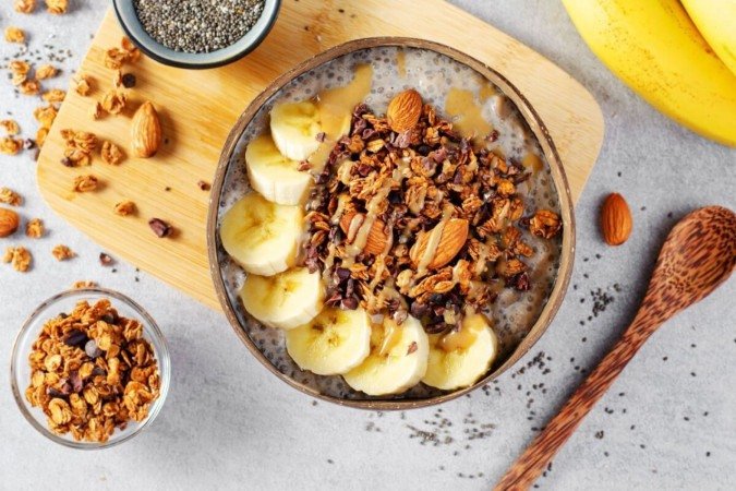 Pudim de chia com banana, granola e amêndoas (Imagem: Julie208 | Shutterstock) - (crédito: EdiCase) Pudim de chia com banana, granola e amêndoas (Imagem: Julie208 | Shutterstock) - (crédito: EdiCase)