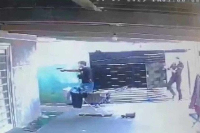 A polícia foi até a casa onde o homem estava e o prendeu em flagrante -  (crédito: Reprodução)