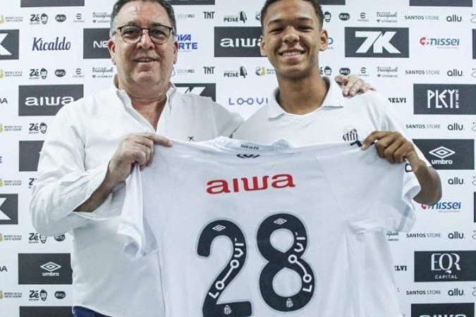 Santos assina primeiro contrato profissional com joia da base - (crédito: Foto: Divulgação/Santos) Santos assina primeiro contrato profissional com joia da base - (crédito: Foto: Divulgação/Santos)