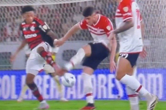 É difícil analisar o jogo quando a arbitragem rouba, literalmente, a cena -  (crédito: Foto: Reprodução )