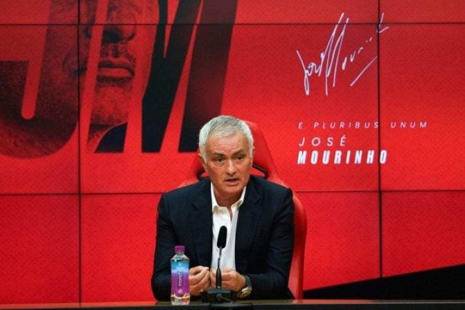 José Mourinho volta ao Benfica, time que o projetou em 2000. Sua estreia rola neste sábado, contra o AVS -  (crédito: Foto: Tânia Paulo / SL Benfica)
