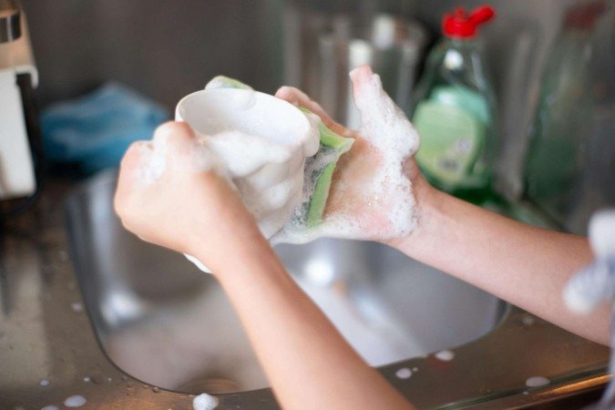 Mais da metade das crianças e adolescentes brasileiros de 5 a 17 anos, um contingente de 20,5 milhões de pessoas, realizava afazeres domésticos ou era responsável pelo cuidado de outras pessoas, como irmãos mais novos -  (crédito: Kampus Production/Pexels)