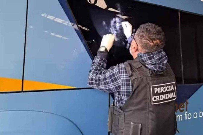 Registros de emboscada ao ônibus do Grêmio no Aeroporto Internacional Salgado Filho -  (crédito: Foto: Reprodução / Redes sociais)