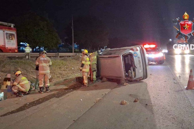 Motorista de um GM/Zadira perdeu o controle do carro -  (crédito: CBMDF/Divulgação)