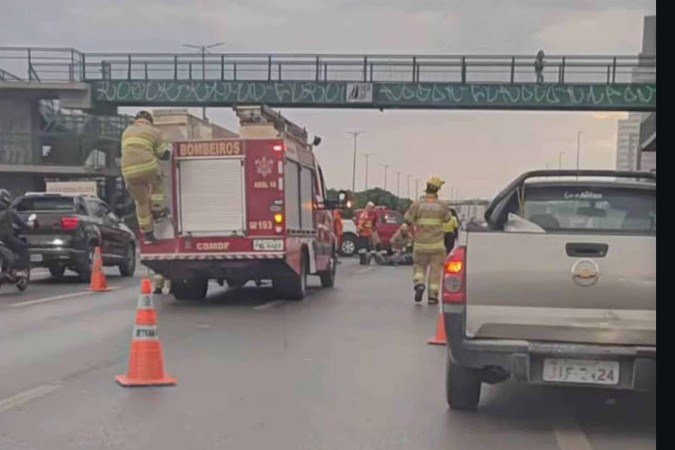 Acidente com moto demandou socorro do Corpo de Bombeiros do DF  -  (crédito: Samambaia Mil Graus/Divulgação)