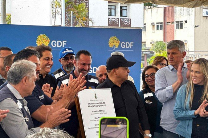 Acompanhado da vice, Celina Leão, governador reinaugura praça no Núcleo Bandeirante - (crédito: Mila Ferreira) Acompanhado da vice, Celina Leão, governador reinaugura praça no Núcleo Bandeirante - (crédito: Mila Ferreira)