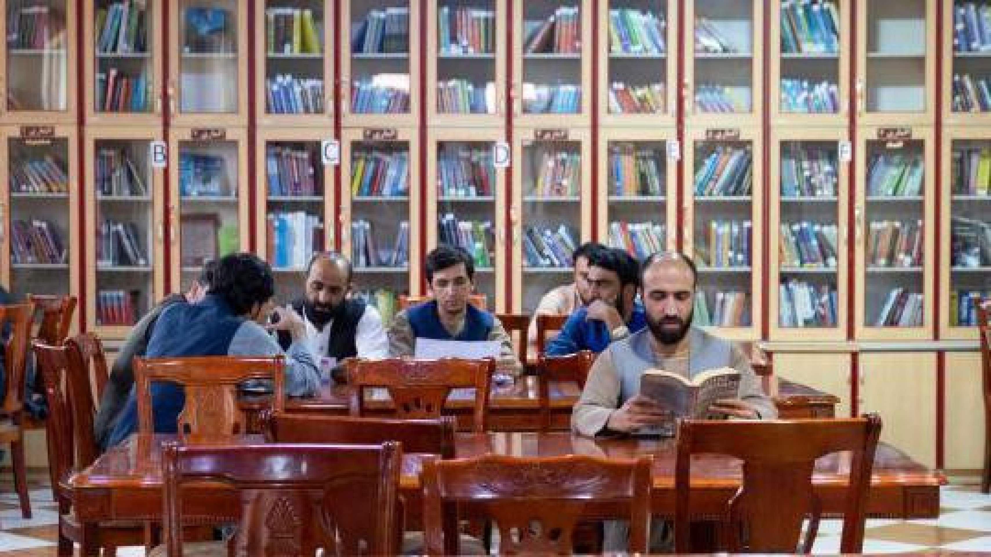 Talebã proíbe universidades de usarem livros escritos por mulheres -  (crédito: BBC Geral)