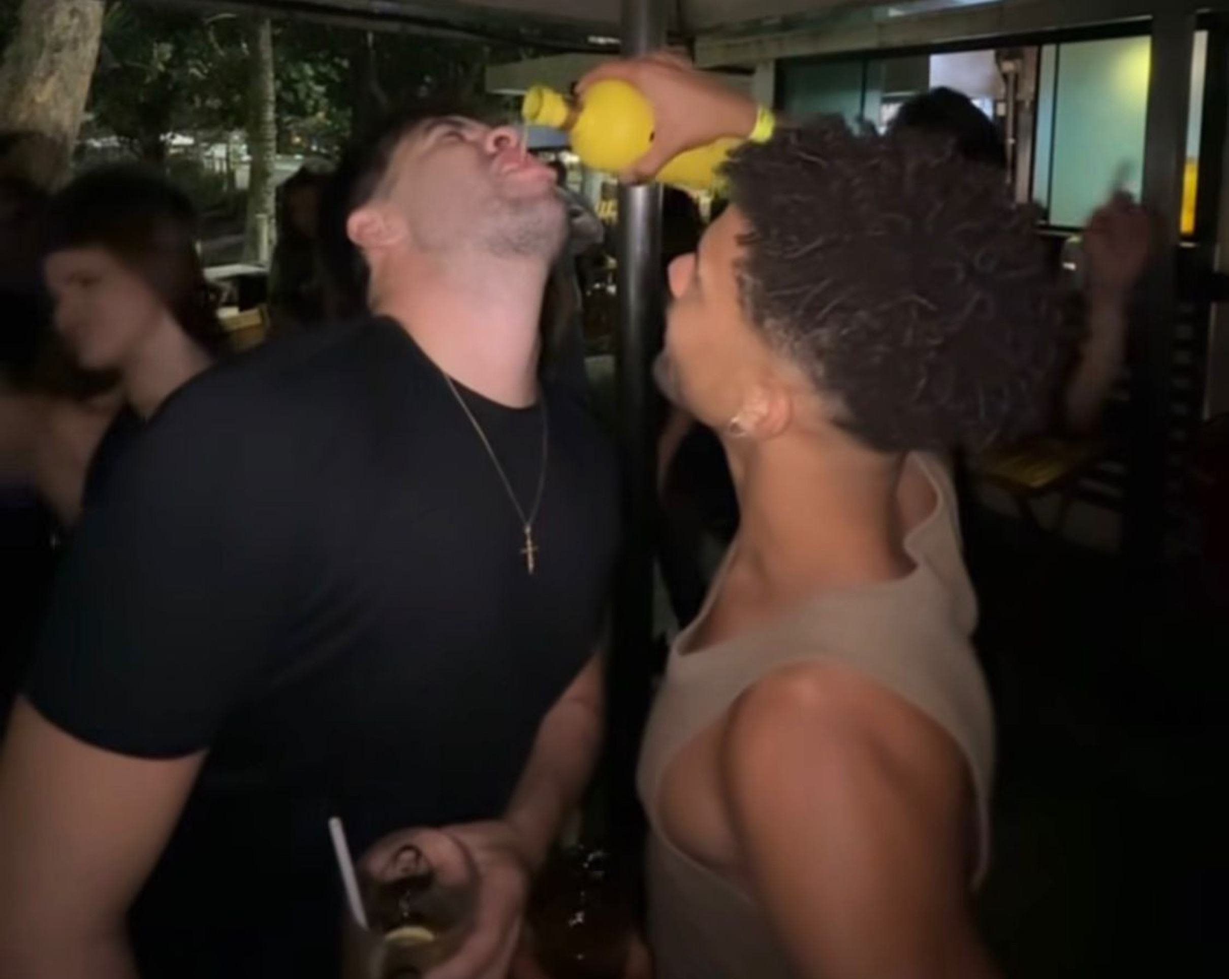 Álvaro e Lucas Leto, ambos em A Dança dos Famosos, foram flagrados aos beijos em quiosque na orla da Barra da Tijuca