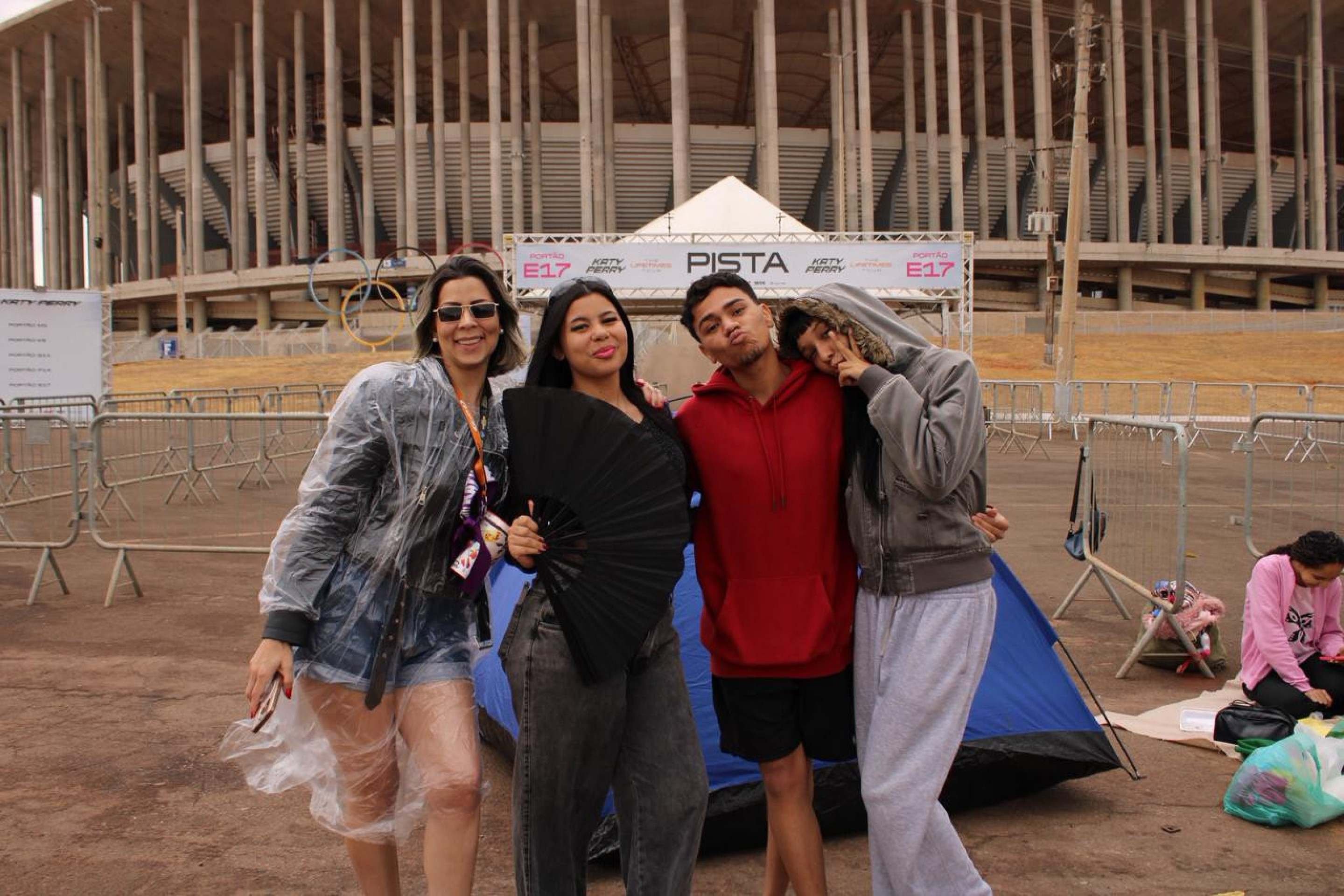 Fãs formam filas para show da artista Katy Perry horas antes do evento