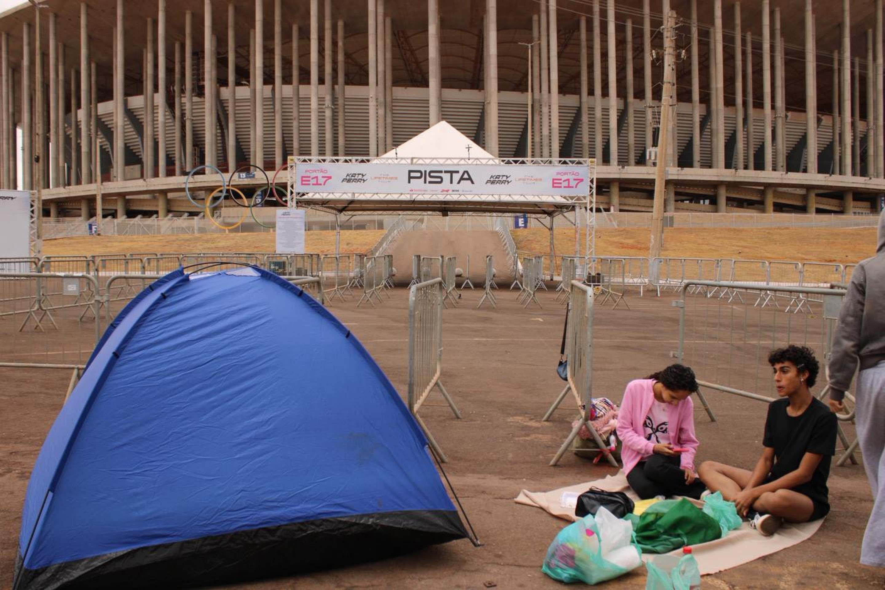 Fãs formam filas para show da artista Katy Perry horas antes do evento