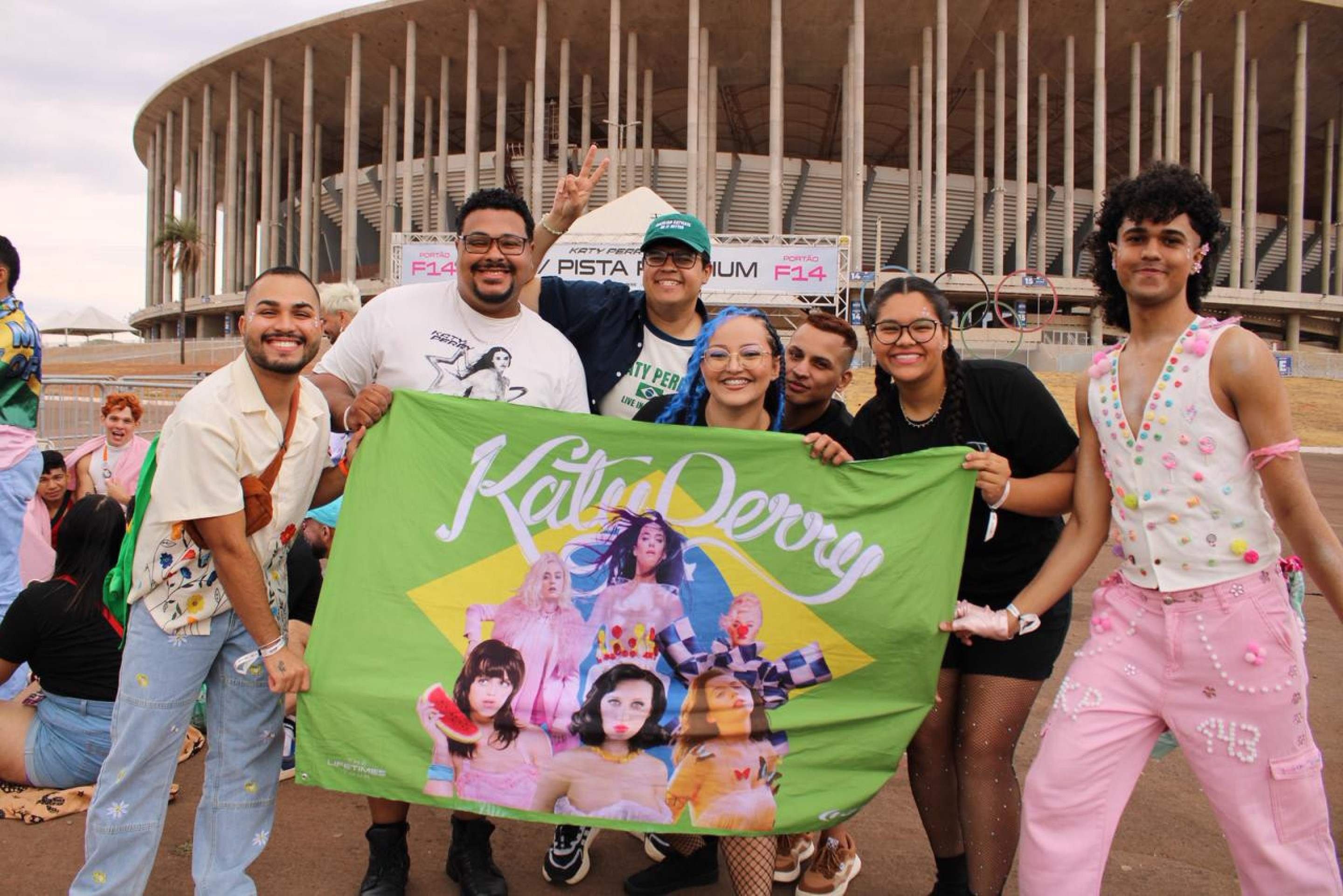 Fãs formam filas para show da artista Katy Perry horas antes do evento