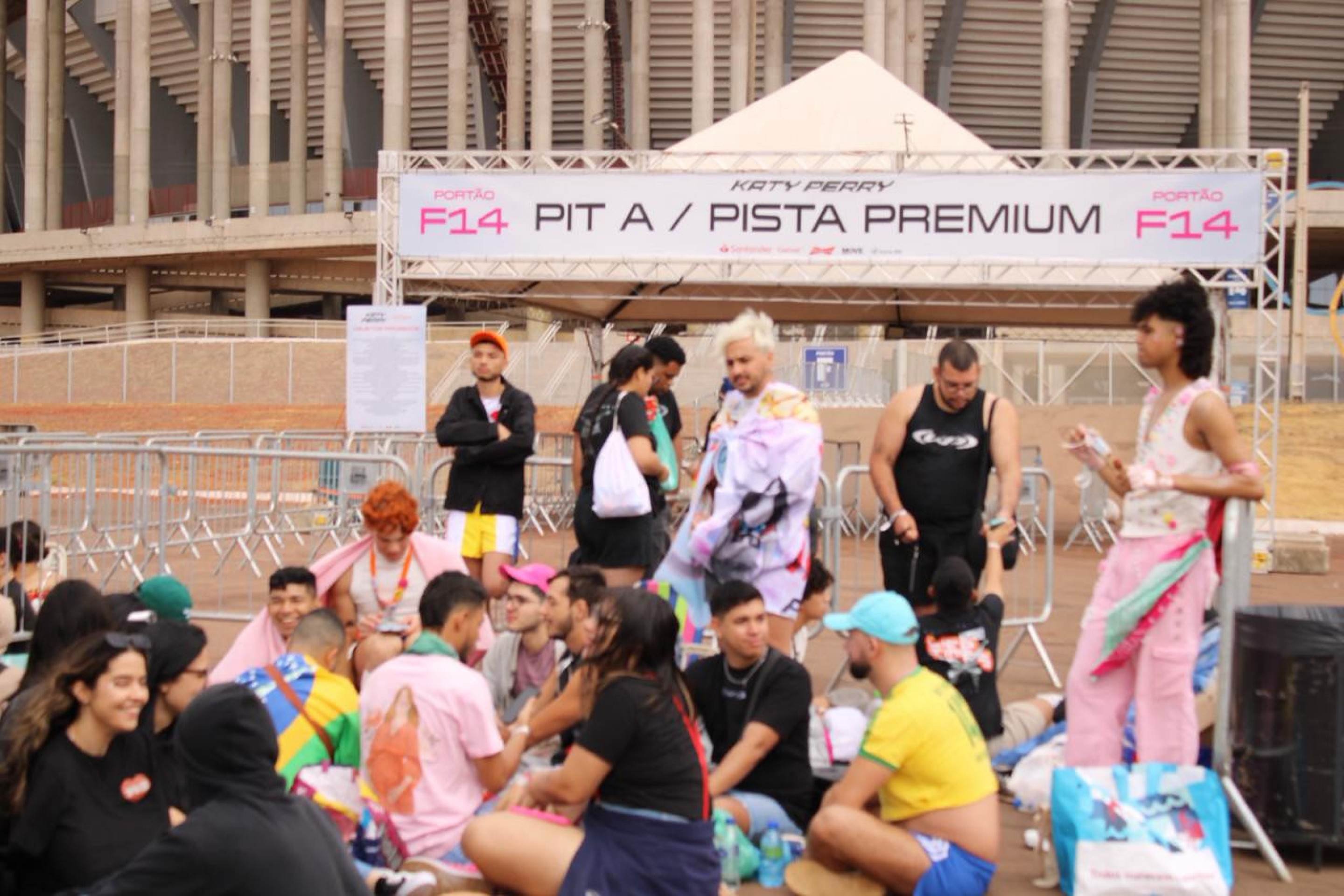 Fãs formam filas para show da artista Katy Perry horas antes do evento