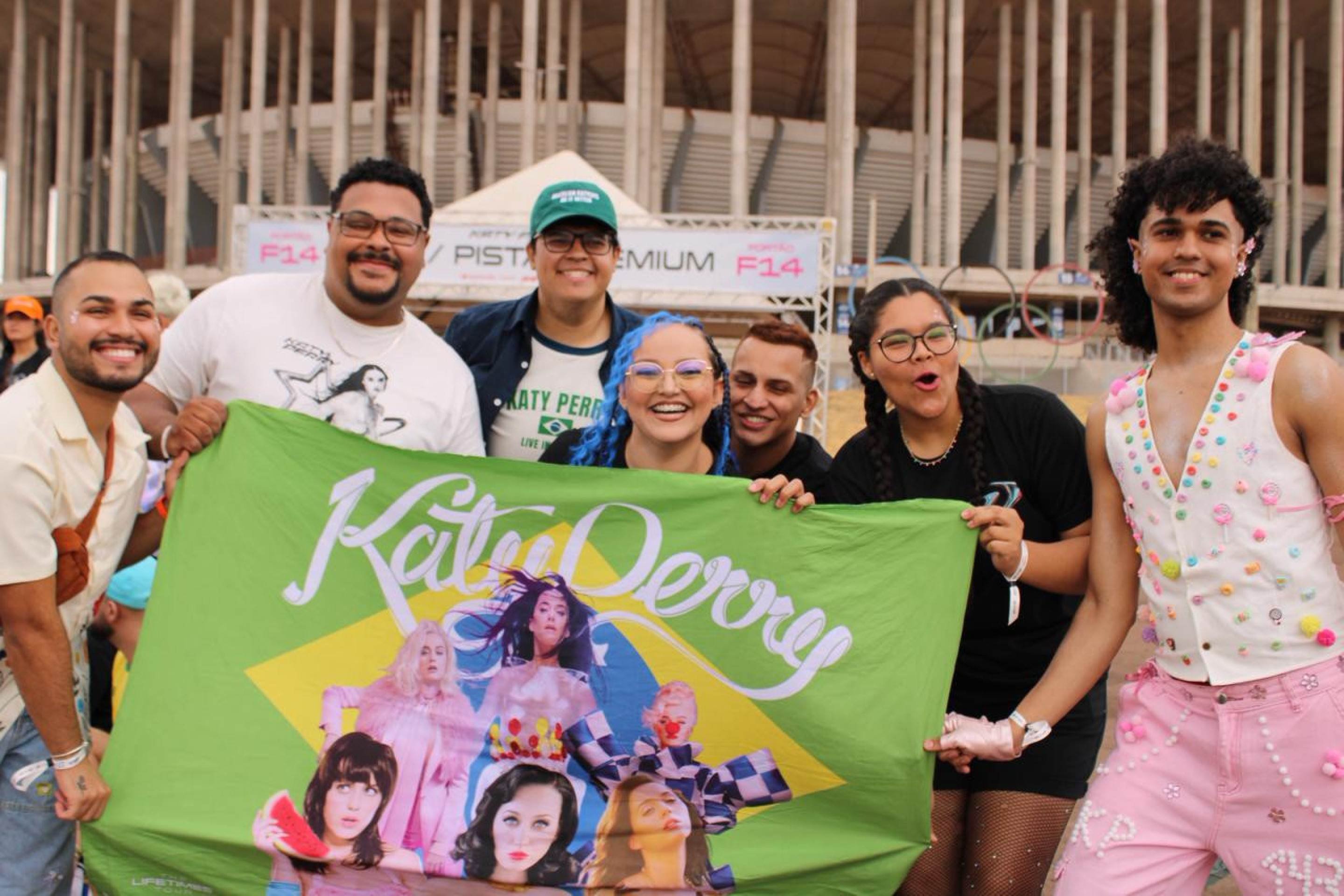 Fãs formam filas para show da artista Katy Perry horas antes do evento