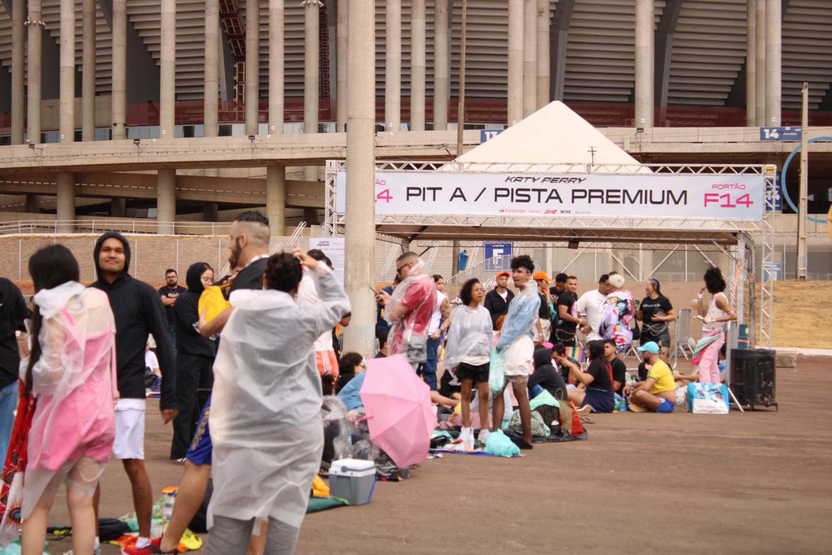 Fãs formam filas para show da artista Katy Perry horas antes do evento