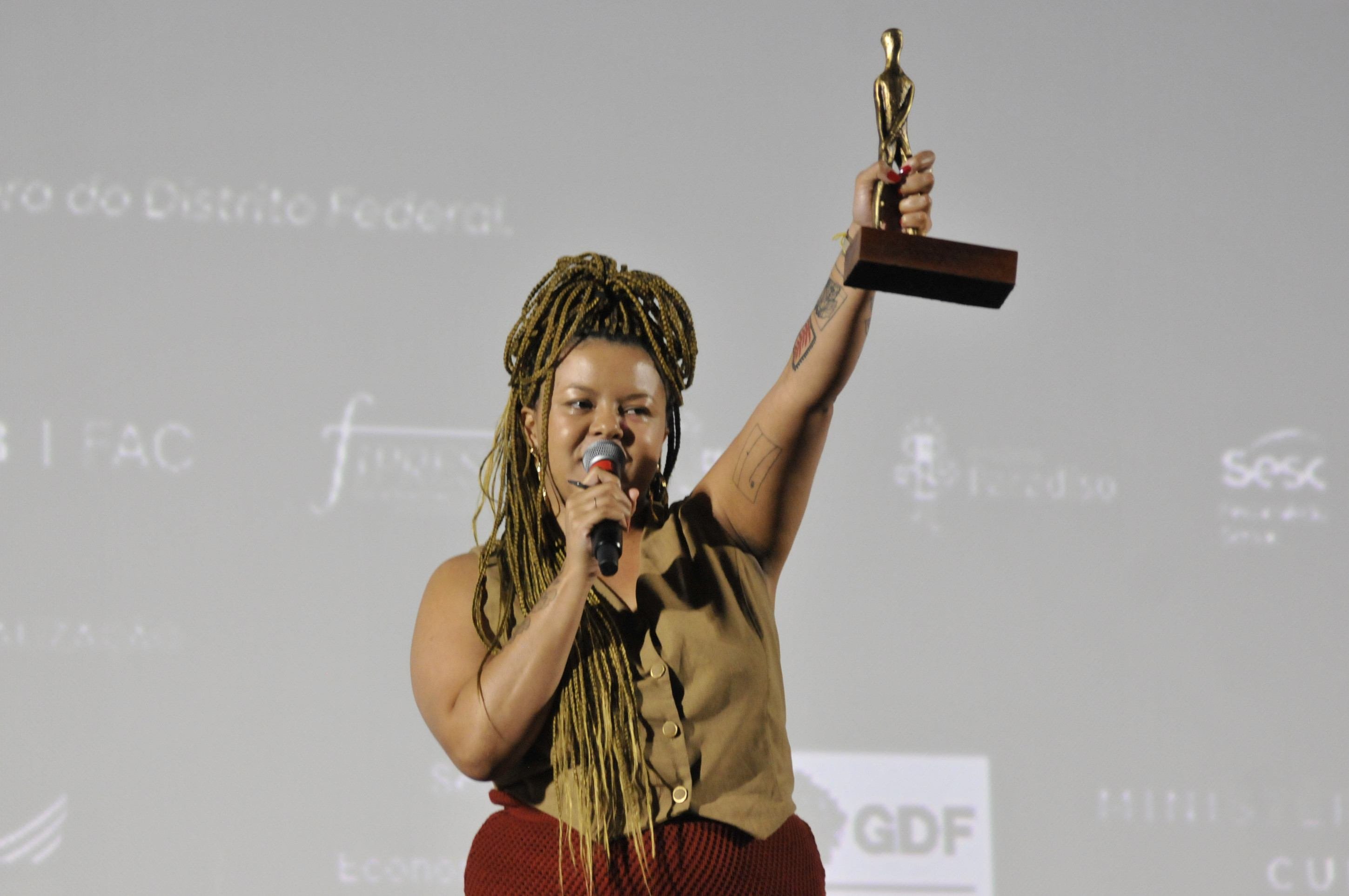   20.09.2025. Minervino Junior CB/DA Press. Festival de Brasília do Cinema Brasileiro- Karol Maia, Aqui não entra luz, melhor filme longa metragem