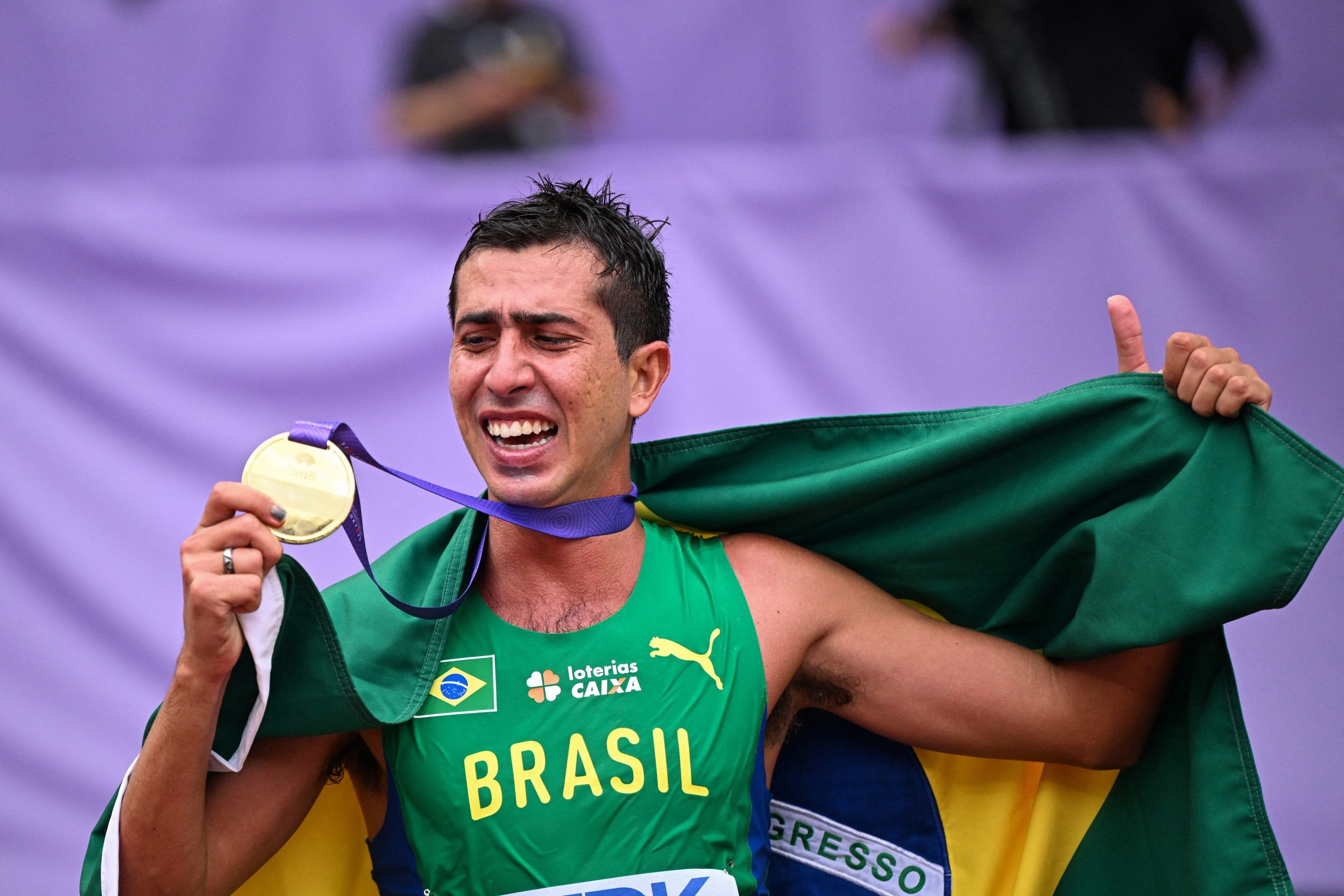 Ouro nos 20km do Mundial de Tóquio se junta à prata dos 35km e a dois bronzes, em Londres-2017 e Budapeste-2023