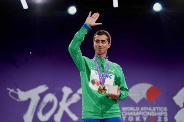  Caio Bonfim (CASO-DF) recebeu sua medalha de ouro na manhã deste sábado (20/9), em pódio montado do lado de fora do Estádio Nacional do Japão, em Tóquio.  -  (crédito:  Fernanda Paradizo/CBAt)