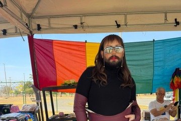 Brenda Max iniciou o seu negócio de acessórios na segunda edição da Feira LGBTQIA+ de Taguatinga