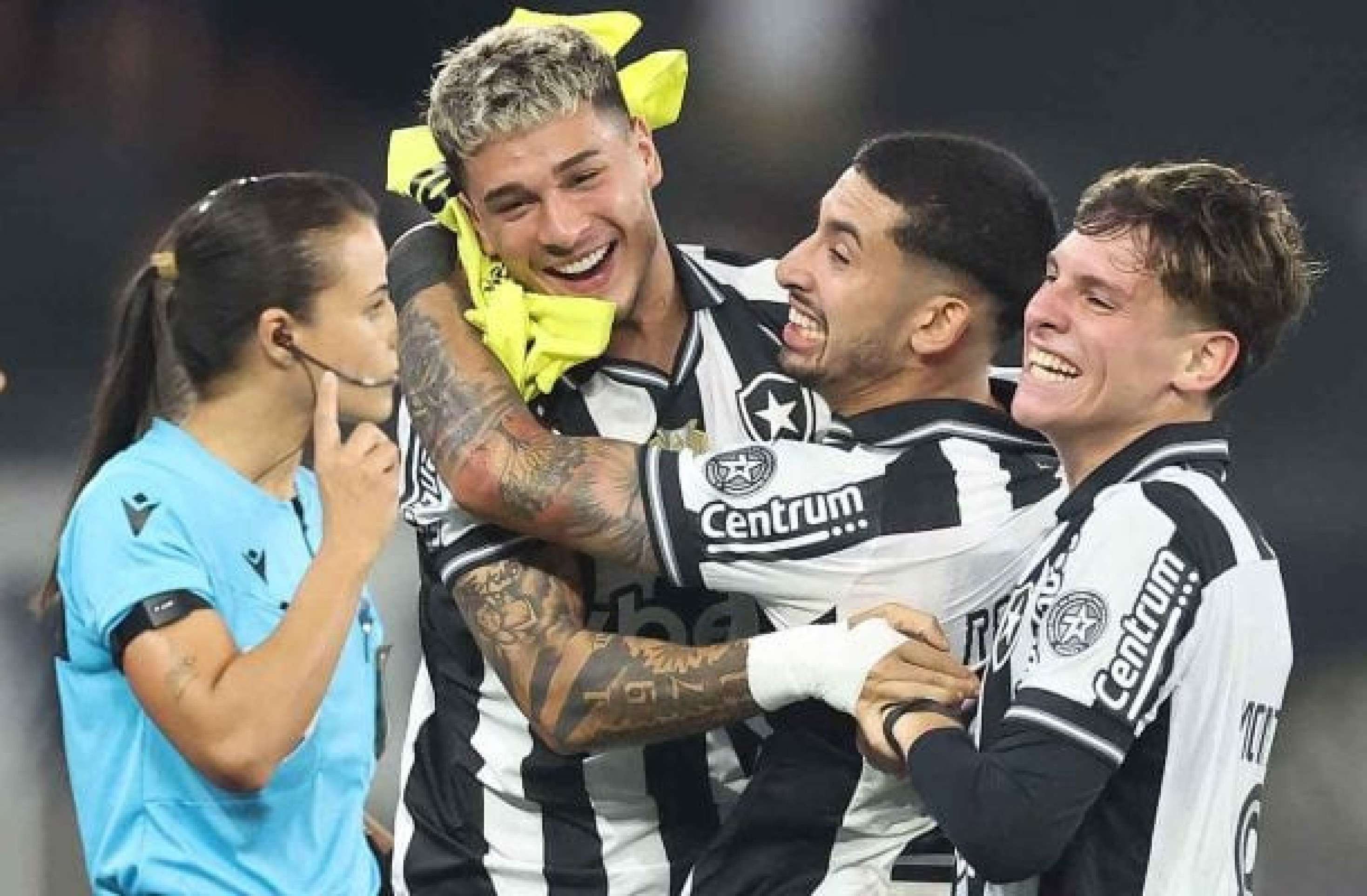 Com um jogador a menos, Botafogo vence o Atlético-MG e dorme no G4 do Brasileirão