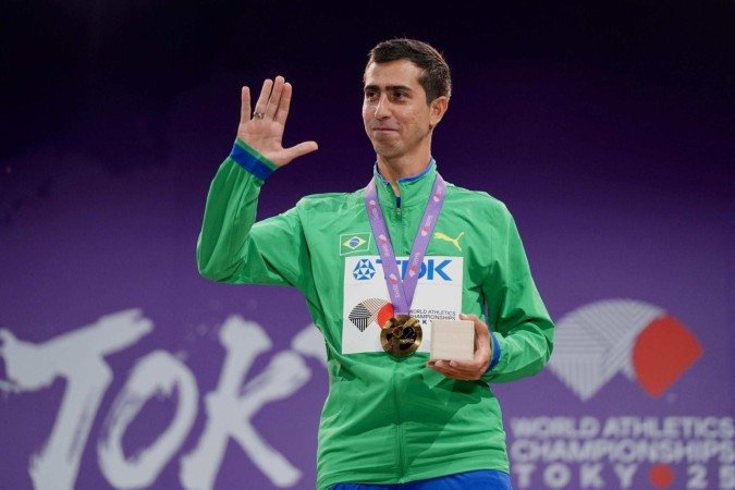  Caio Bonfim, na cerimônia de premiação: lugar mais alto do pódio, ouro e 4ª medalha em Mundiais -  (crédito:  Fernanda Paradizo/CBAt)