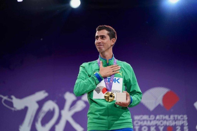 Caio Bonfim (CASO-DF) recebeu sua medalha de ouro na manhã deste sábado (20/9), em pódio montado do lado de fora do Estádio Nacional do Japão, em Tóquio. - (crédito: Fernanda Paradizo/CBAt) Caio Bonfim (CASO-DF) recebeu sua medalha de ouro na manhã deste sábado (20/9), em pódio montado do lado de fora do Estádio Nacional do Japão, em Tóquio. - (crédito: Fernanda Paradizo/CBAt)