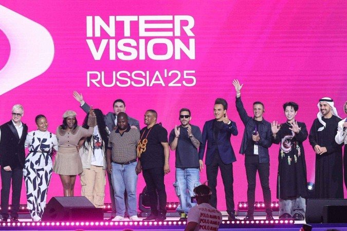 Os cantores brasileiros Luciano Calazans e Tais Nader participam de um evento do Intervision em Moscou - (crédito: EPA/Shutterstock) Os cantores brasileiros Luciano Calazans e Tais Nader participam de um evento do Intervision em Moscou - (crédito: EPA/Shutterstock)