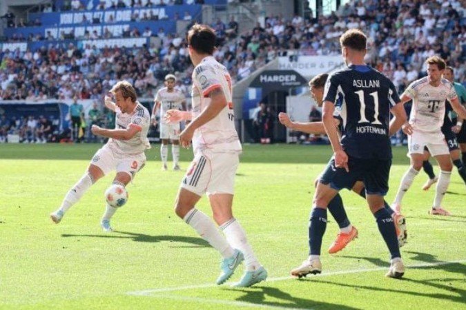 Kane chuta para marcar o primeiro gol contra o Hoffenheim -  (crédito: Alex Grimm/Getty Images)