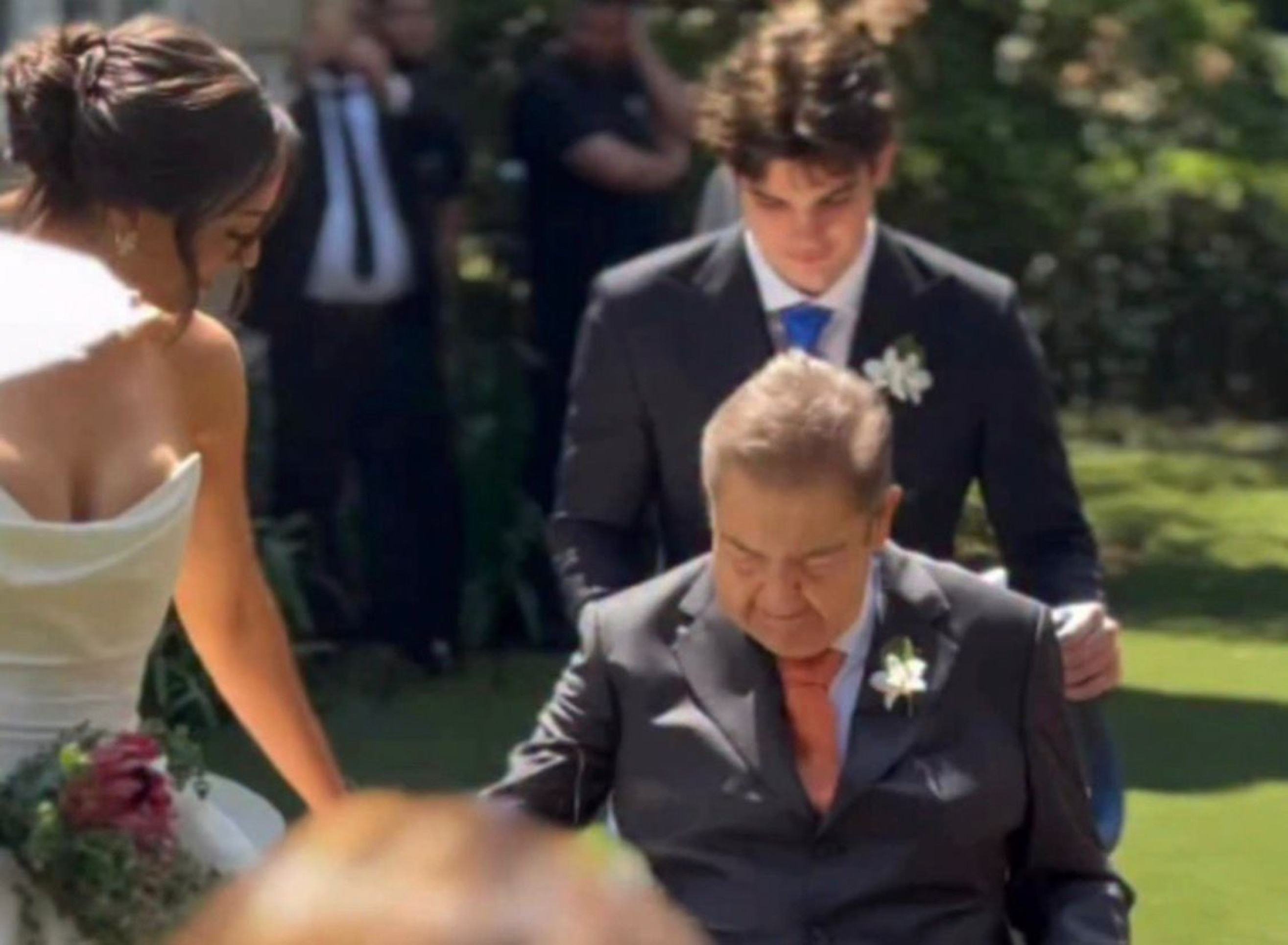 Faustão surge de cadeira de rodas e leva filha ao altar