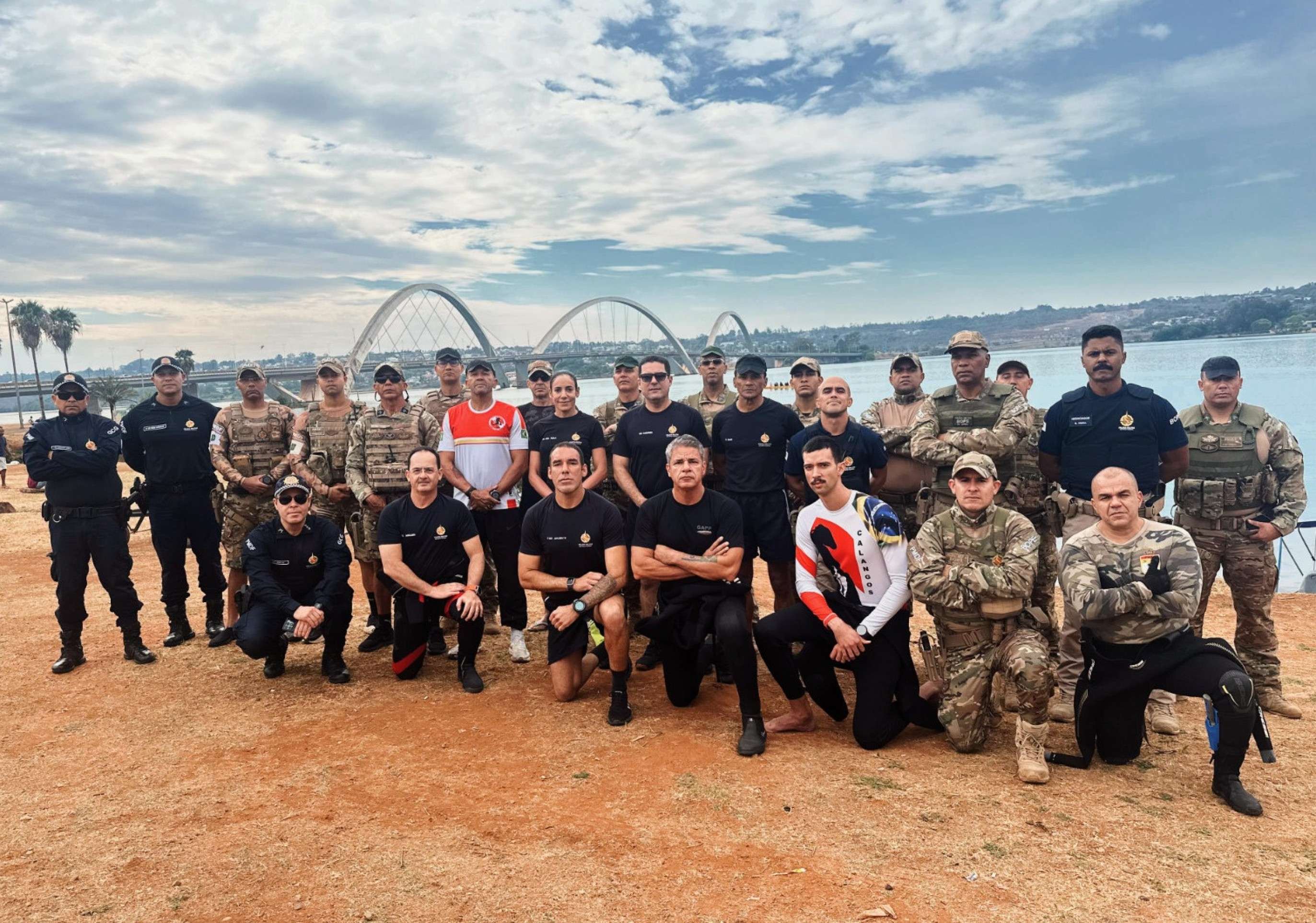 União em dia de limpeza no Lago Paranoá