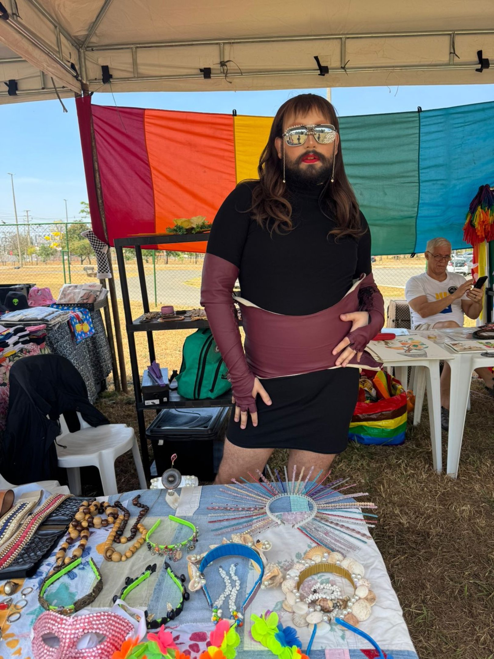 Brenda Max iniciou o seu negócio de acessórios na segunda edição da Feira LGBTQIA+ de Taguatinga