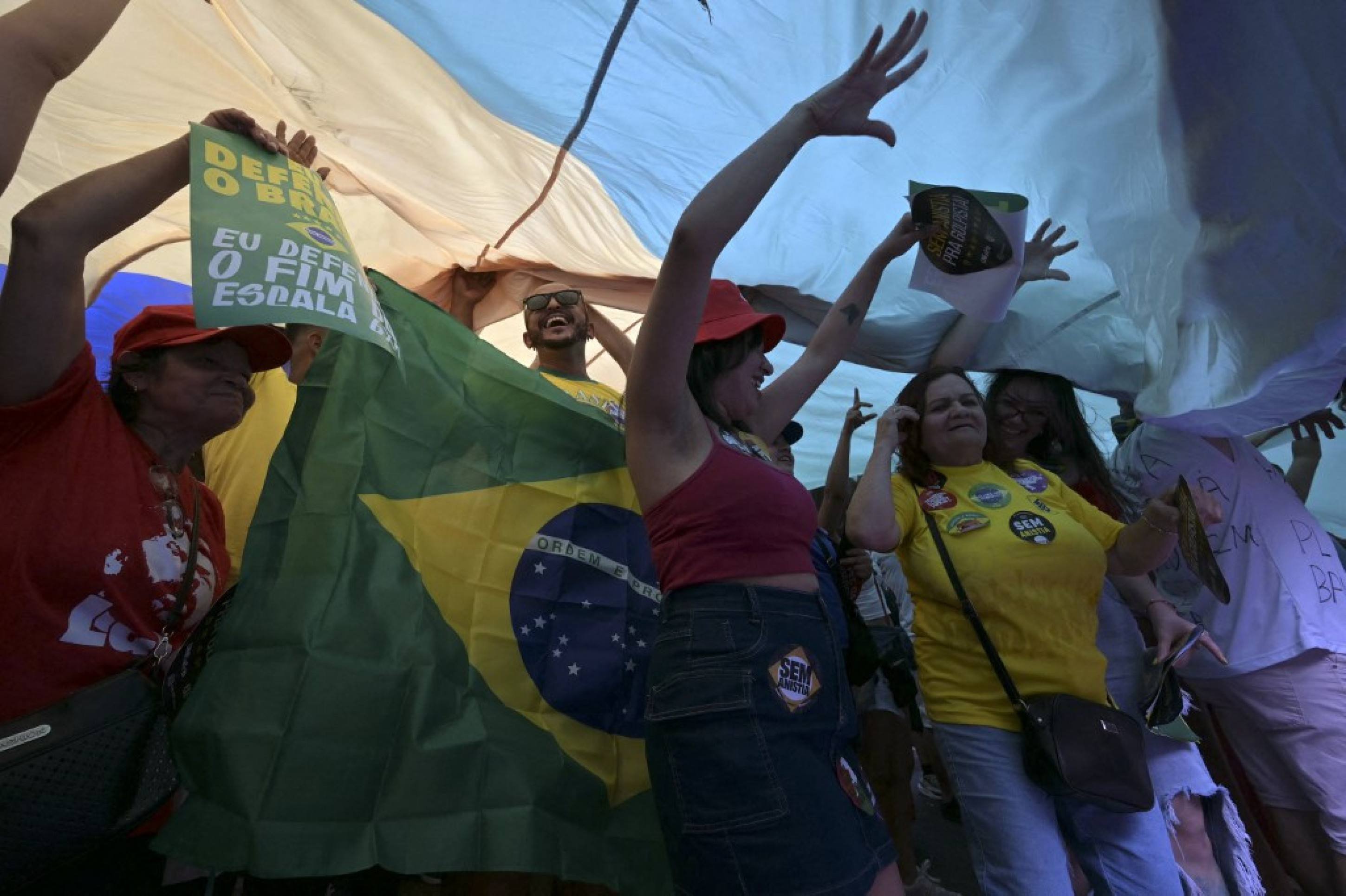 Manifestação contra PEC da Blindagem e a anistia tem bandeira gigante do Brasil