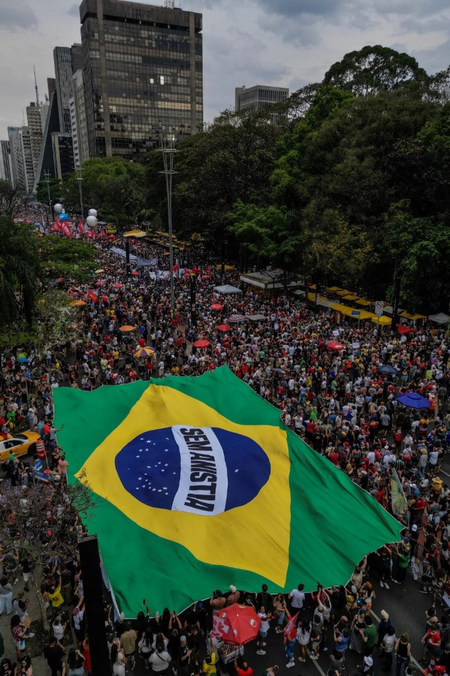 Manifestação contra PEC da Blindagem e a anistia tem bandeira gigante do Brasil