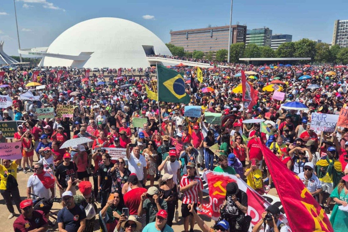 Fracasso de público marca ato da direita em Curitiba por anistia e PEC da Bandidagem
