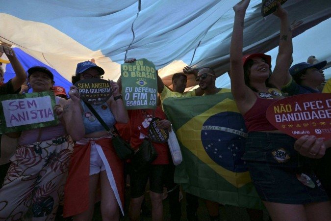 Manifestação contra PEC da Blindagem e a anistia tem bandeira gigante do Brasil -  (crédito: NELSON ALMEIDA / AFP)