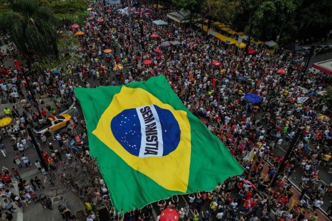 Manifestação contra PEC da Blindagem e a anistia tem bandeira gigante do Brasil -  (crédito: NELSON ALMEIDA / AFP)