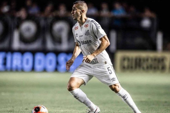SCHMIDT - Interceptou ações do meio de campo do São Paulo e ajudou na defesa, quando o Peixe precisou dele para exercer o bloco baixo de marcação. Bom papel - NOTA: 6,5 -  Foto: Raul Baretta/Santos 