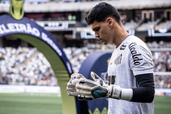 BRAZÃO - Corajoso, na melhor chance do São Paulo, fechou para cima de Ferreira. Trancou a porta do gol alvinegro e teve outras boas saídas do gol. No fim, se envolveu em confusão desnecessária com Rigoni - NOTA: 7,0 -  Foto: Raul Baretta/Santos 