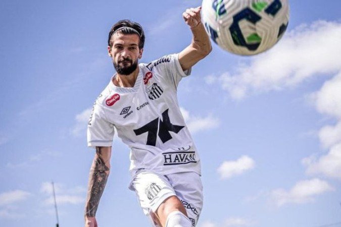 DÍAZ - Um pouco isolado na frente, brigou muito com os defensores rivais. Saiu, na etapa final, para a entrada de Tiquinho - NOTA: 5,5 -  Foto: Raul Baretta/Santos 