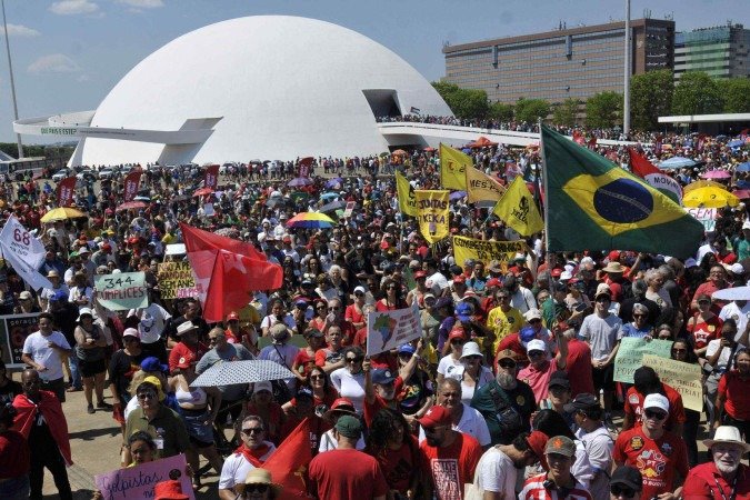 Pressão das ruas reforça parecer contra PEC da Blindagem