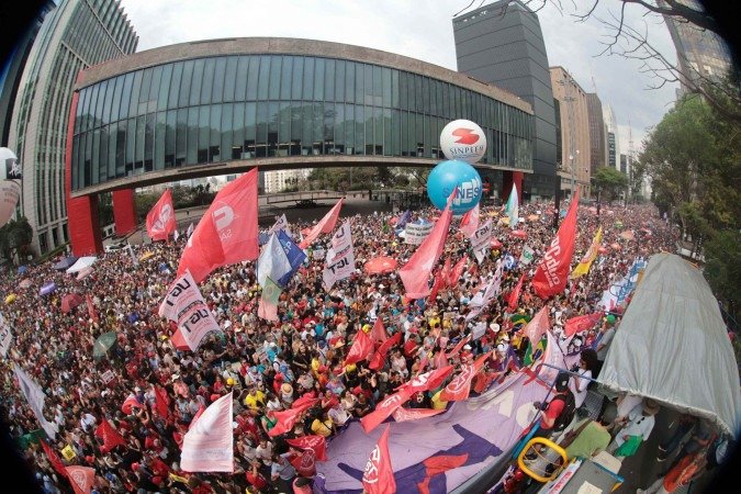 Em São Paulo, mais de 42 mil pessoas se concentraram nas imediações do MASP. Houve espaço para críticas ao governador Tarcísio de Freitas -  (crédito: Paulo Pinto/Agência Brasil)